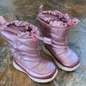 Pink snowboots !